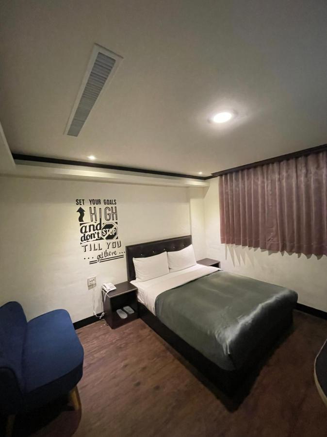 Holiday Business Hotel T'ai-tung Buitenkant foto